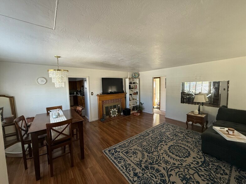 Building Photo - 1618 W Locust St