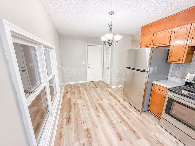 Building Photo - 811 Castleview Cir