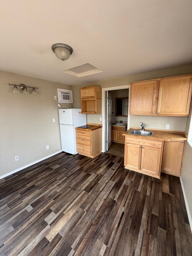 Building Photo - 1228 Cascade Dr
