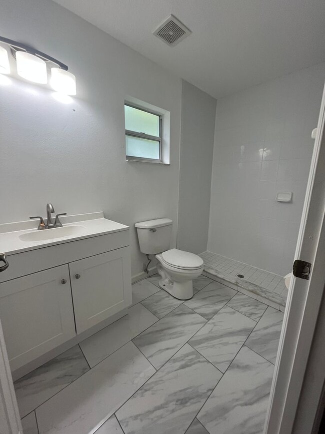 Building Photo - Charming 2 bedroom, 2 bathroom dulplex loc...