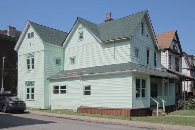 Building Photo - 446 South Ave