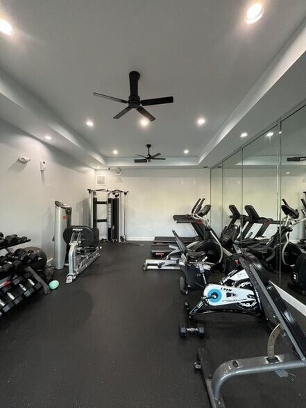 Building Photo - 713 Villa Cir