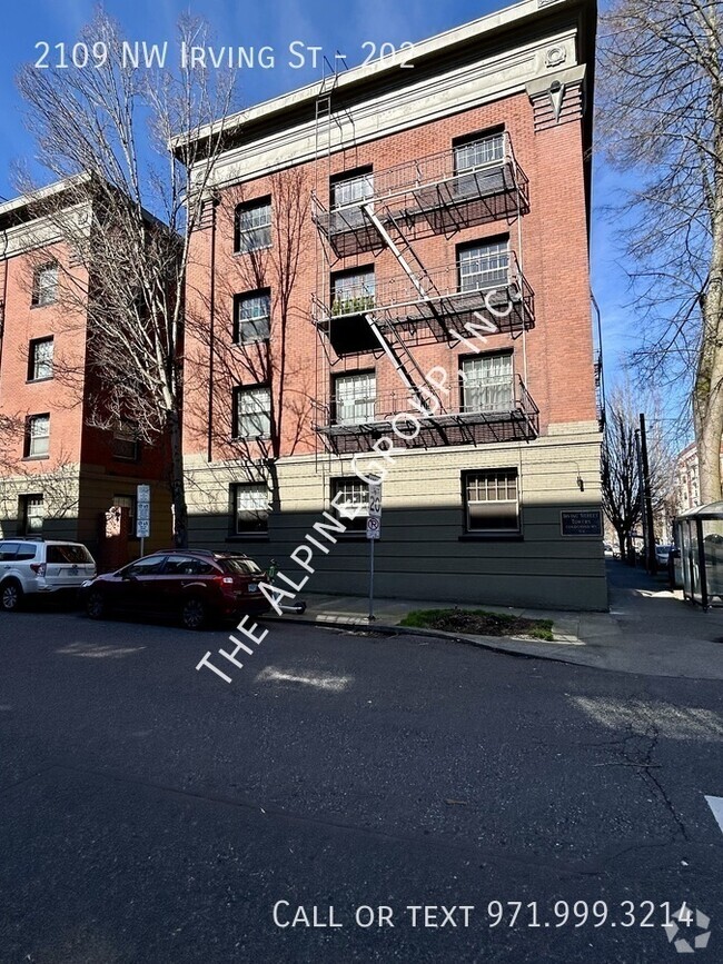 Building Photo - Bright Corner Unit in NW PDX!