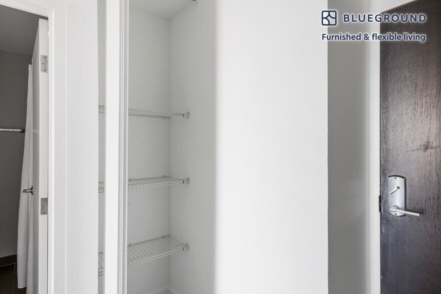 Building Photo - 2625 N Clark St