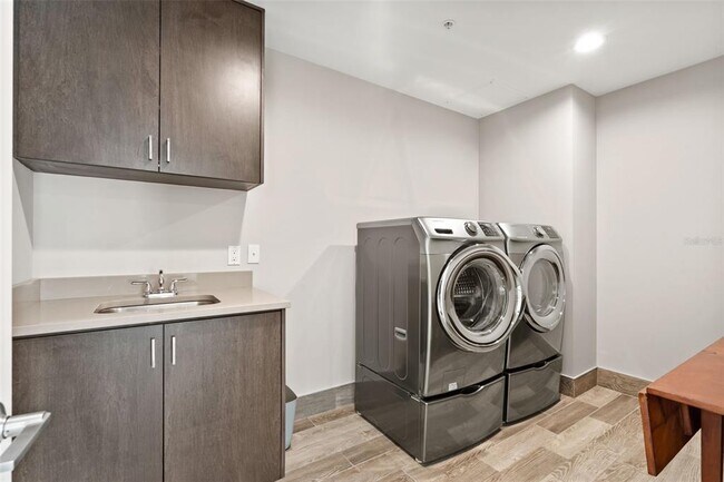 Building Photo - 176 4th Ave NE