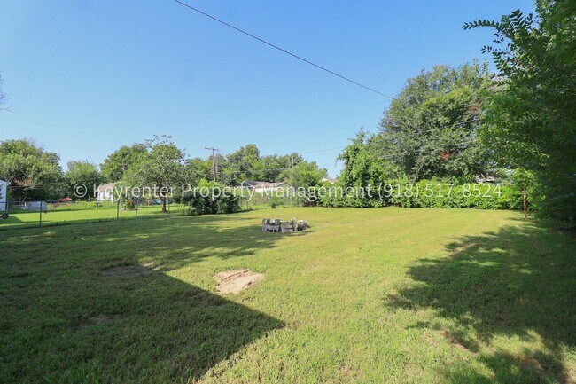 Building Photo - 2 Bed 1 Bath Tulsa - Move-in Ready!