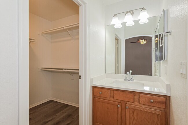 Building Photo - 13928 N 133rd Ln