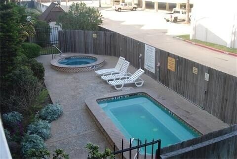 Building Photo - 6300 Seawall Blvd