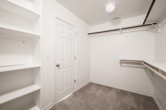 Building Photo - 7403 Albany Dr