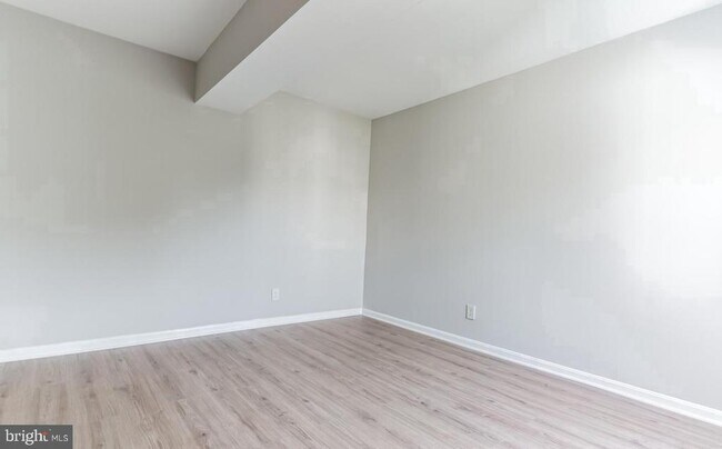 Building Photo - 3179 Summit Square Dr