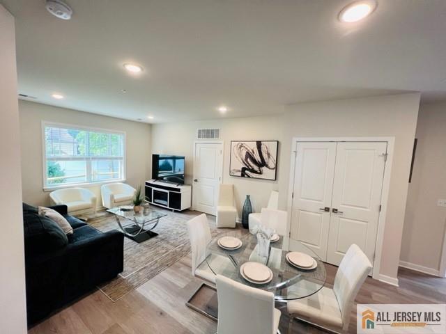 Building Photo - 463 Old Post Rd