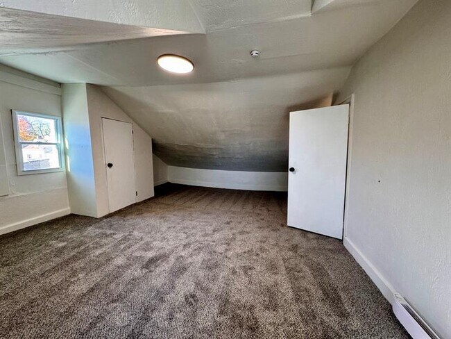 Building Photo - 1332 Goettmann St