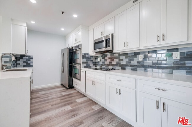 Building Photo - 230 S Catalina Ave