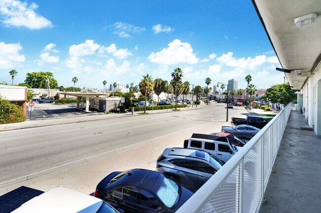 Building Photo - 6930 Rue Versailles Dr