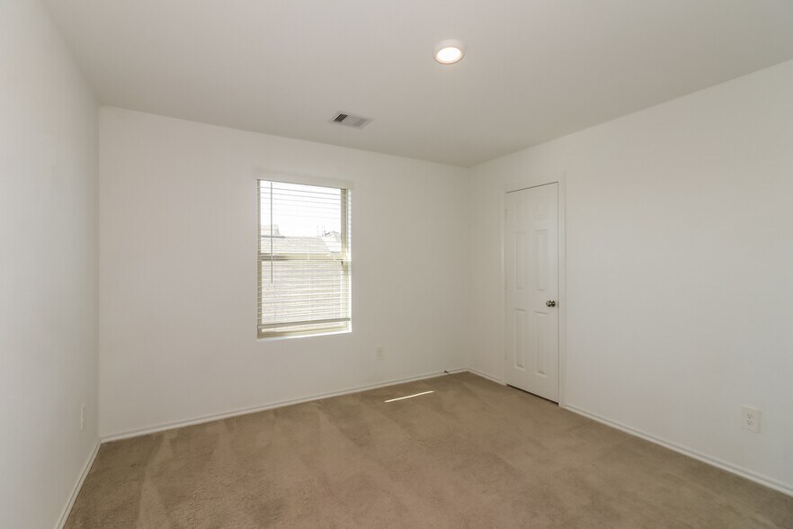 Building Photo - 310 Pickwick Gdns Ln