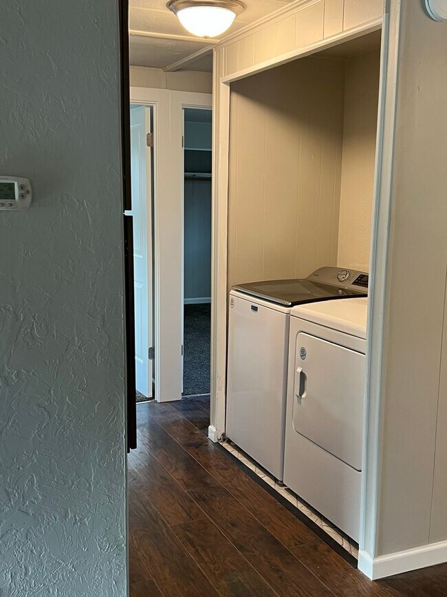 Building Photo - 2 bedroom 1 bathroom with  bonus room located in the Avenues