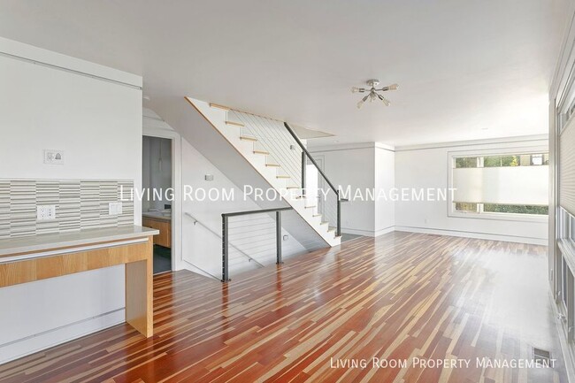 Building Photo - Gorgeous and Modern Townhouse - Steps from...