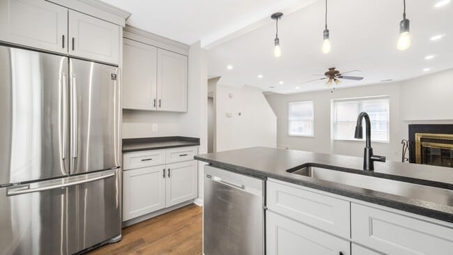 Building Photo - UPDATED 2BR/2.5 BA Condo with Garage in th...