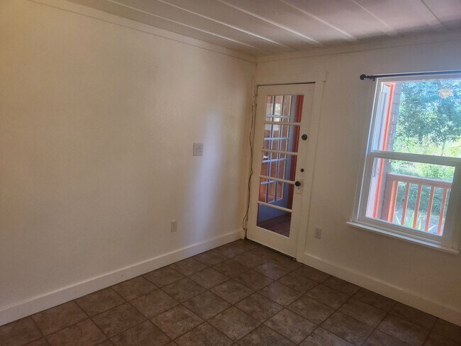 Building Photo - Beautiful 3 Bedroom/1 bathroom home with a...