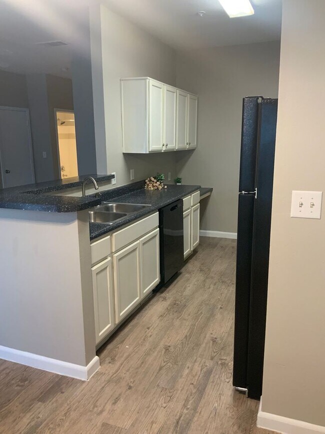 Building Photo - 1000 Diamond Dr