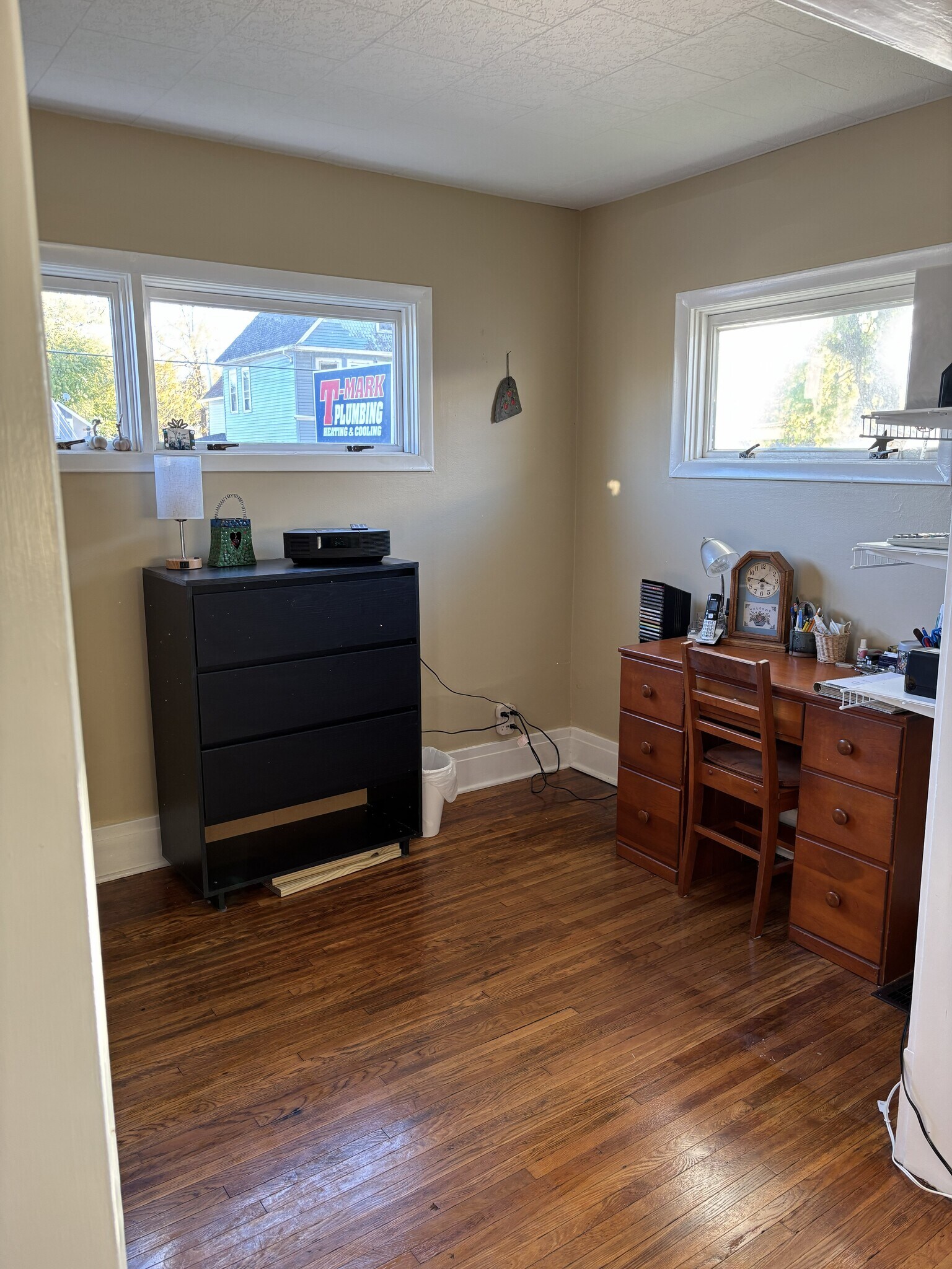 front office - 4124 Seneca St