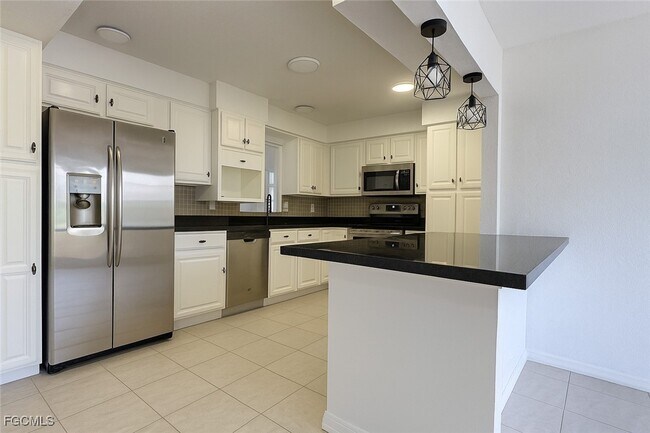 Building Photo - 4123 SE 3rd Ave