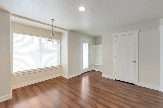 Building Photo - Gorgeous Provo Townhome