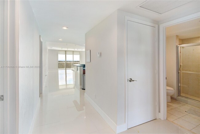 Building Photo - 14951 Royal Oaks Ln