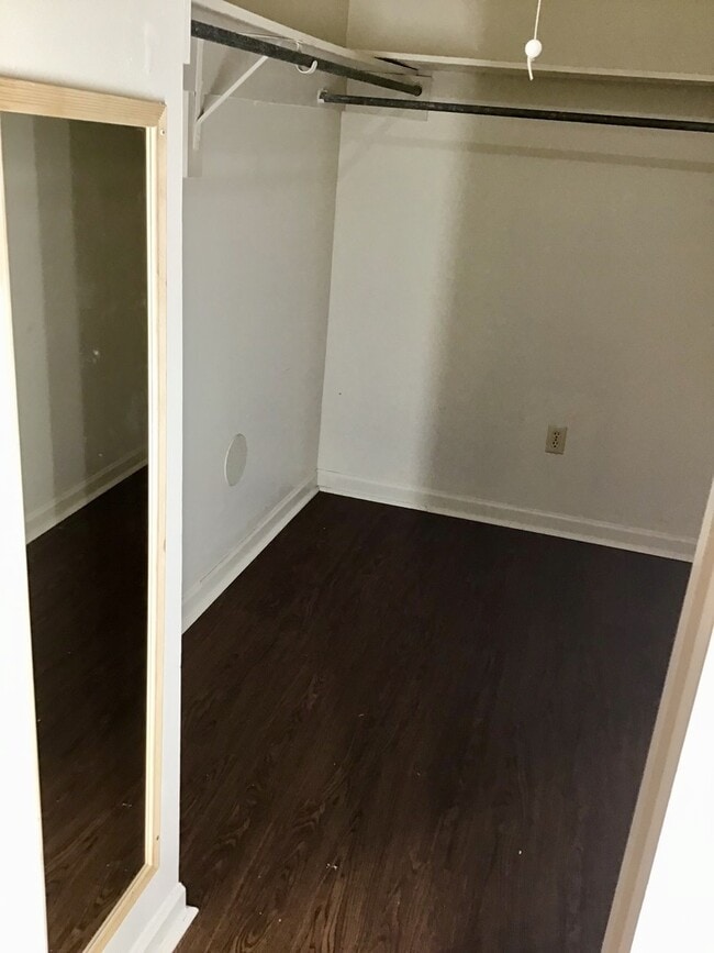 Building Photo - Beautiful 3 Bedroom Apartment. Great place...