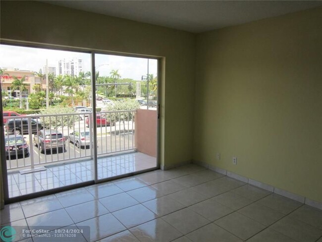 Building Photo - 2200 E Hallandale Beach Blvd