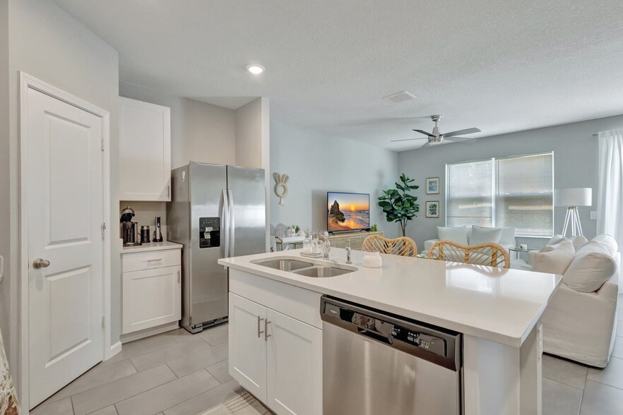 Building Photo - 396 SE Sea Hunt Way