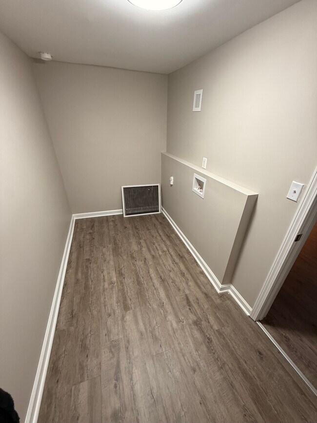 Building Photo - 121 Camellia Dr
