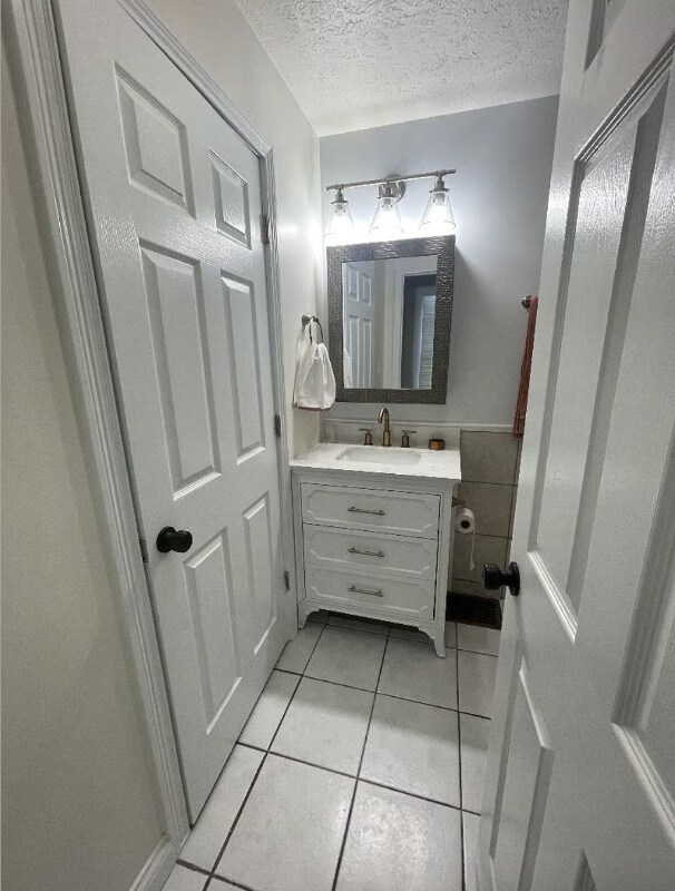 Building Photo - 1308 N Gladstone Ave