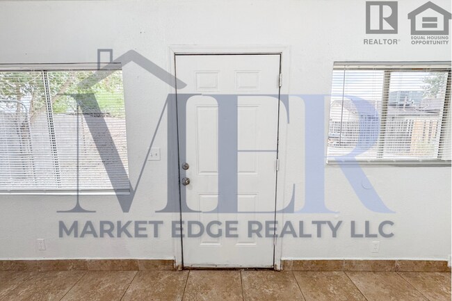 Building Photo - 1Bed/1Bath Apt at 16th St/Thomas Rd! -- NO HOA! FENCED-IN YARD! -- NO APPLICATION FEE!