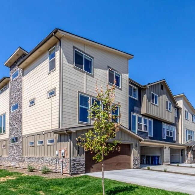 Building Photo - 4-Bedroom Townhome in West Boise
