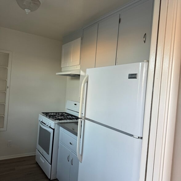 Kitchen - 2132 Montana Ave
