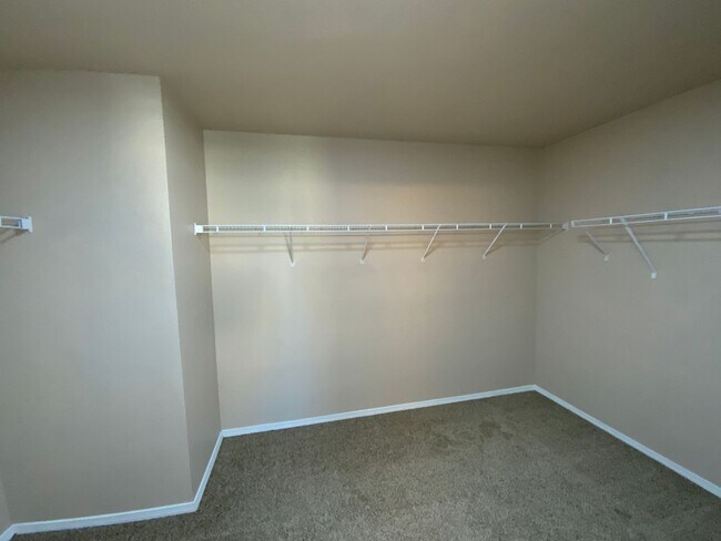 Building Photo - 3 Bedroom Home Available Near Unser Blvd N...