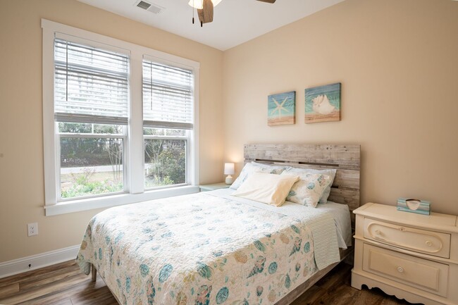 Building Photo - FURNISHED OFF-SEASON MONTHLY RENTAL-STARTI...
