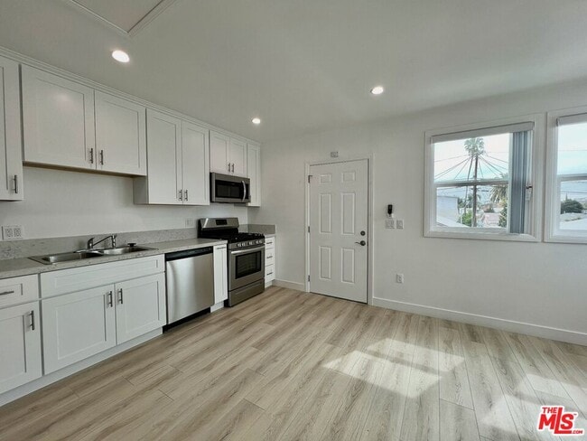 Building Photo - 1321 1/2 Normandie Ave