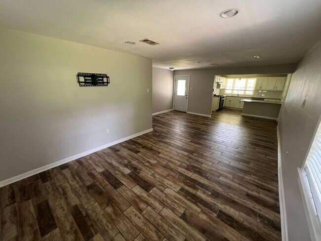 Building Photo - Charming 3BR Rental Featuring Granite Counters & Gas Range