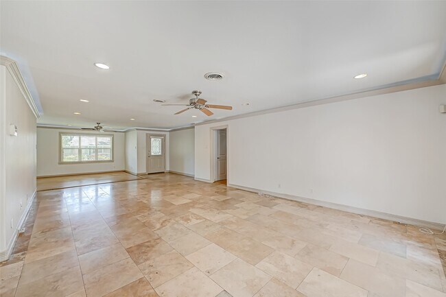 Building Photo - 5611 Briarbend Dr