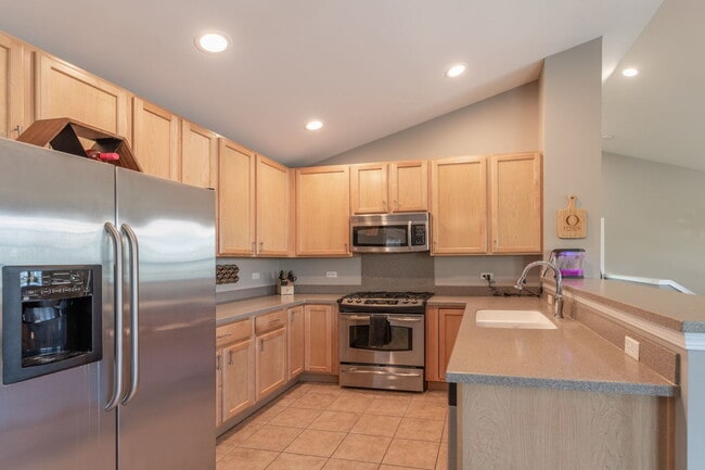 Building Photo - 472 Valentine Way