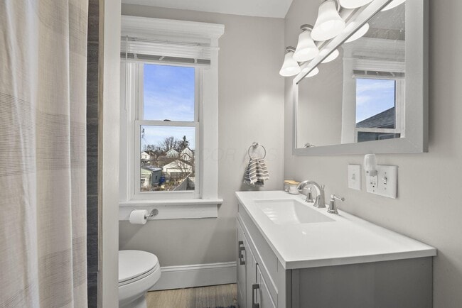 Building Photo - 664 Siebert St