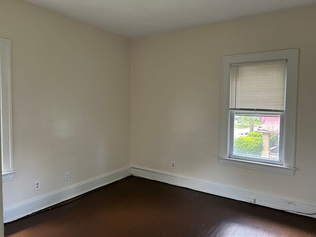 Building Photo - Spacious 3-Bedroom, 2-Bath First Floor  Ap...