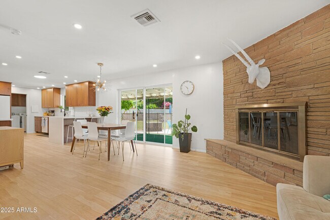 Building Photo - 1021 W Las Palmaritas Dr