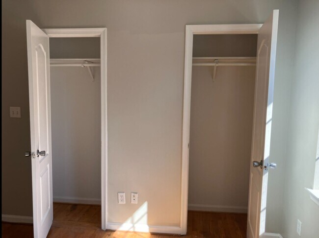 Building Photo - Three Bedroom Condo - Centrally Located Su...
