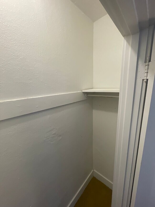 Building Photo - Charming one-bed, one-bath apartment in Mi...