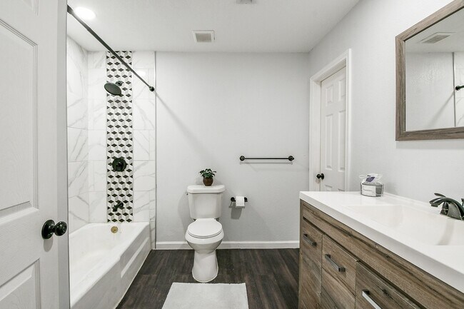 Building Photo - 6002 Greenmont Dr