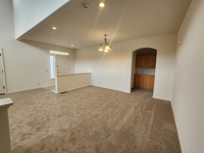 Building Photo - Large home on a golf course