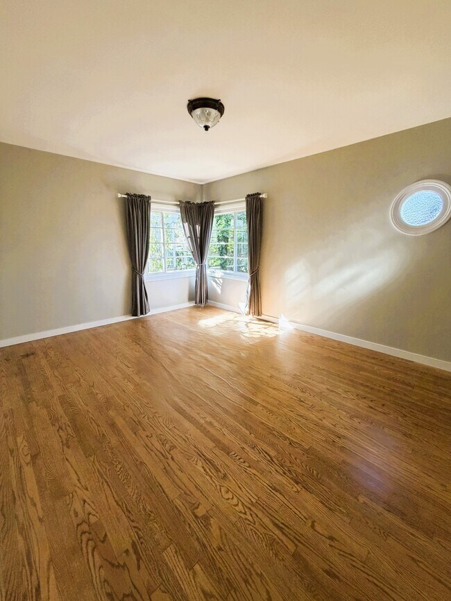 Building Photo - 1803 N Flower St